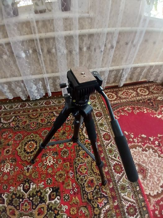 Продаю штатив bresser TR-688V (F002036)