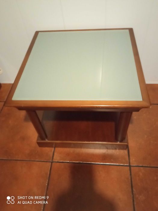 Mesa de centro em cerejeira com tampo em vidro