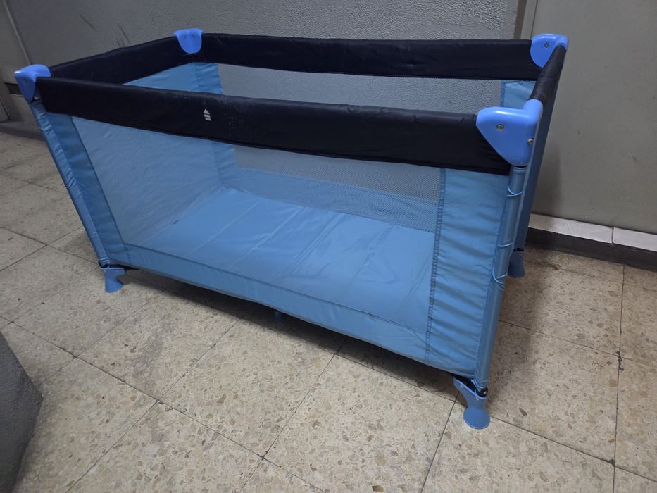 Berço de viagem e colchão