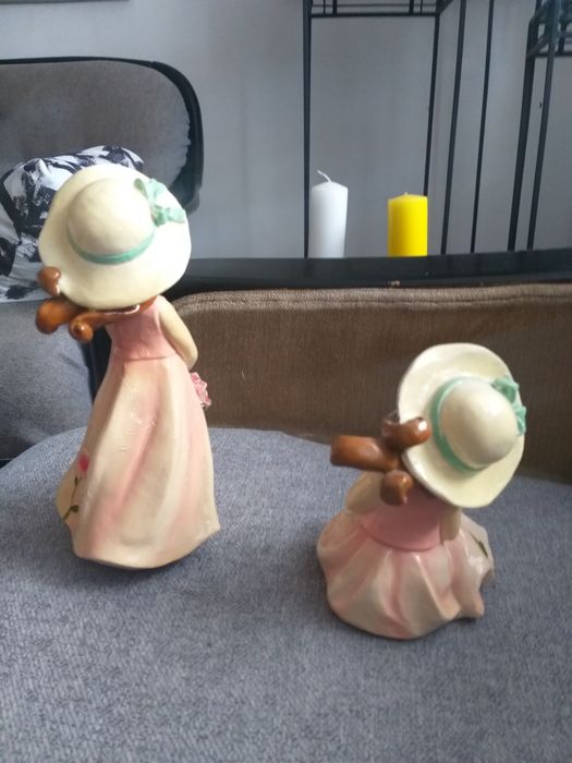 Dwie,stara ceramiczne figurki przedstawiajace dziewczynki