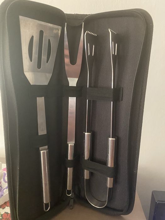 Zestaw akcesoriów do grilla BBQ w etui – stal nierdzewna