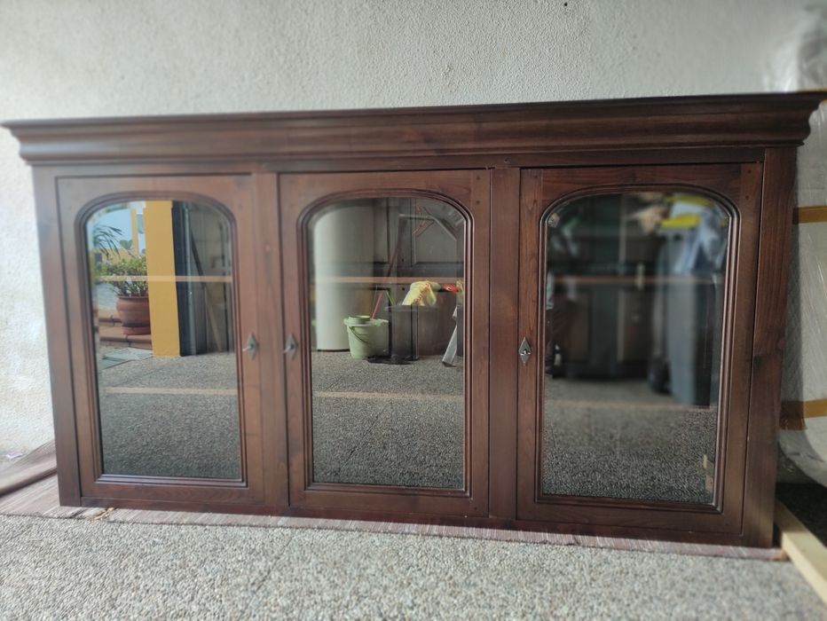 Cristaleira em madeira de castanho