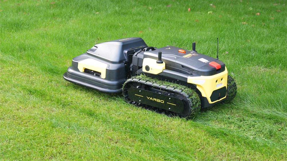 Wielofunkcyjny robot YARBO z modułem koszącym na gąsienicach