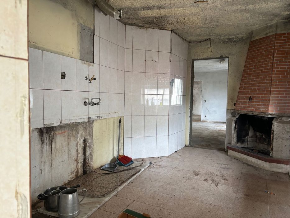 Moradia 2 pisos com terreno no centro da Lousã - 100 metros da estação de Metro