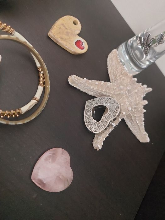 Pulseiras pendentes e pregadeira