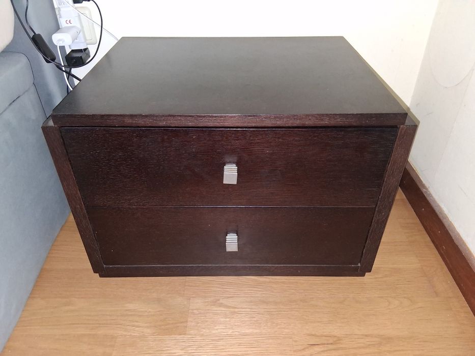 Cama 140x190 em wengue + 2 Mesas Cabeceira  + estrado