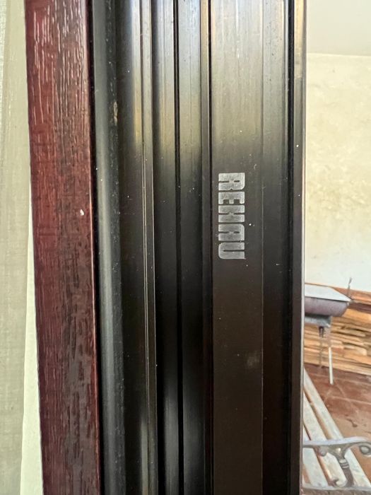 Conjunto de janelas e portas em PVC REHAU – castanho madeira