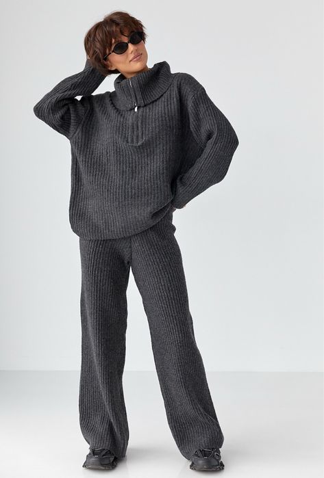 Вʼязаний костюм із широкими штанами