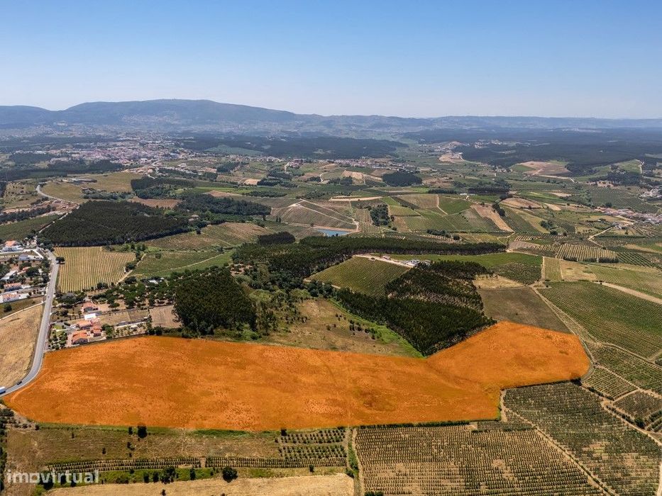 Terreno para construção de uma moradia, também com viabilidade para...