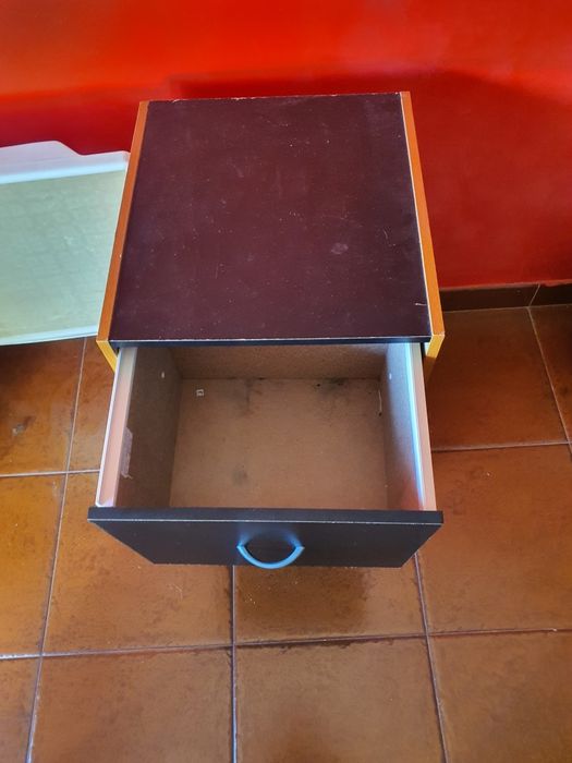 Vendo 2 mesas tanto da para cabeceira ou de apoio a escritório