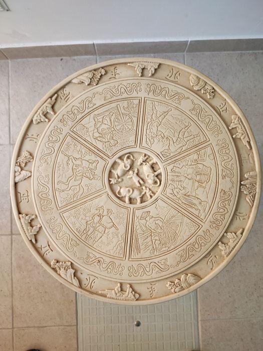 Mesa decorativa impecável