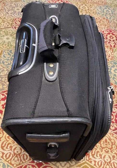Велика валіза Delsey в гарному стані з/без маленької валізи