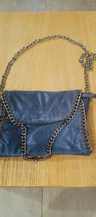 Granatowa torebka z łańcuszkiem