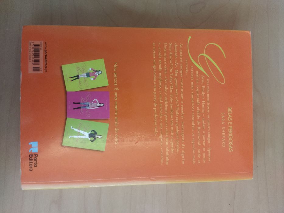 Livro "Belas e perigosas", de Sara Shepard