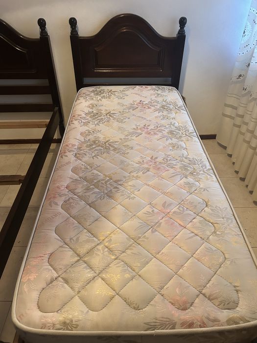 Duas camas individuais em ótimo estado, com colchões incluídos