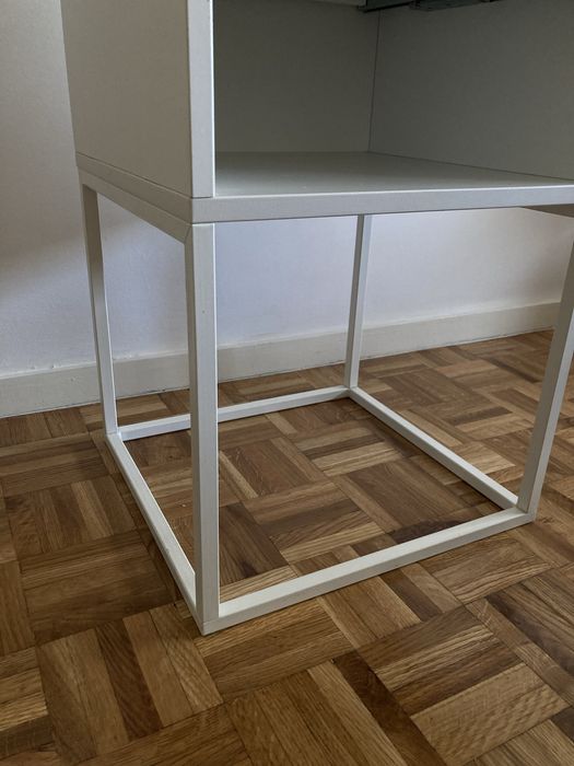 Mesa de cabeceira IKEA. VIKHAMMER