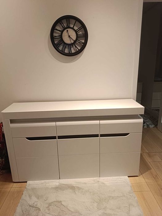 Biała komoda w dobrym stanie.
