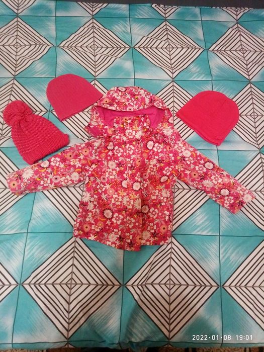 курточка 3-4 года + 3 шапки