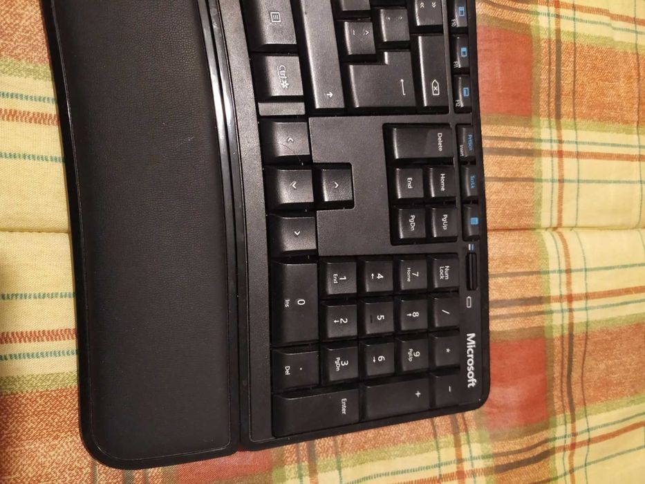 Microsoft Ergonomic Wireless Keyboard429592992442624001