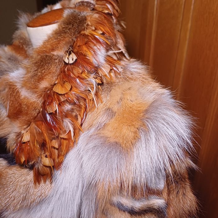 Casaco de peles e penas verdadeiras