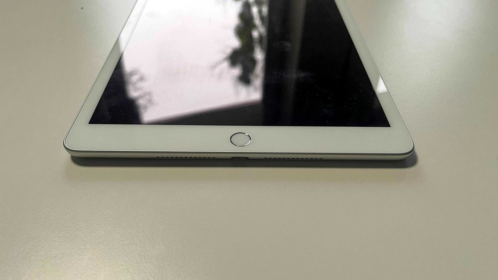 iPad 8 generacji 32GB Wi-Fi srebrny – stan bardzo dobry