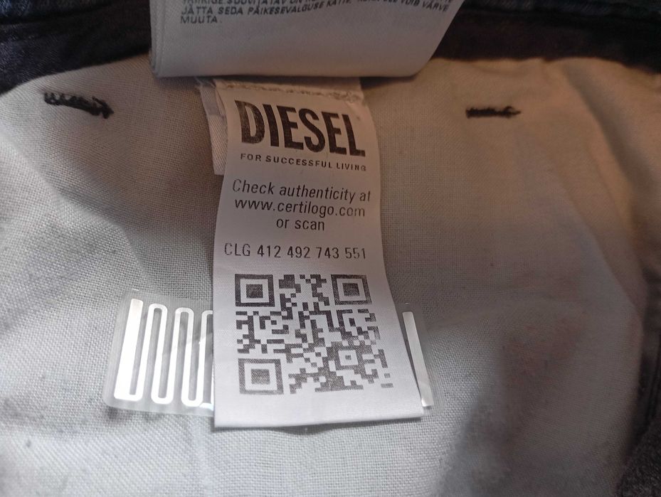 Spodnie joggery Diesel D-Strukt Jogg AO9732 068FB-01 (W-32, granatowe, długie, slim-carrot)