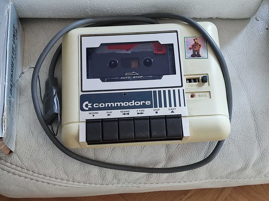 Commodore C 64 magnetofon plus 2 joystick plus cartridge i kaseta
