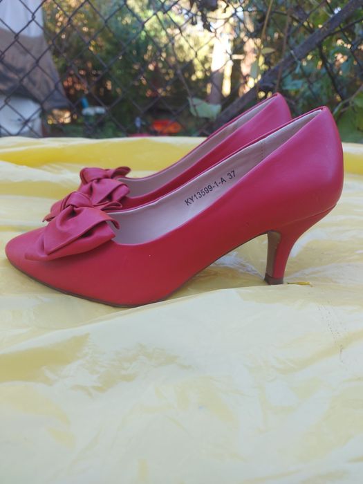 Buty szpilki damskie czerwone rozmiar 37 firma T.Taccardi