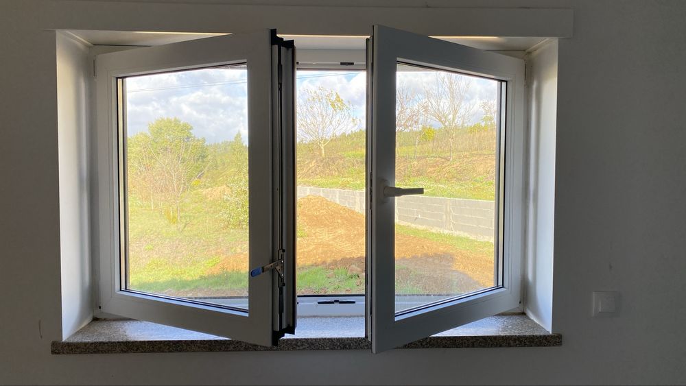 Porta-janela PVC Oscilobatente c/ Vidro Duplo – 140x100