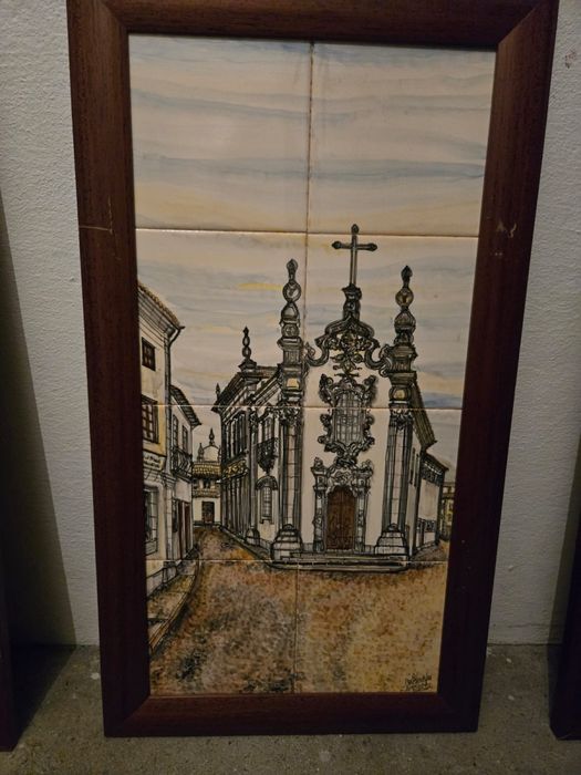 Quadros pintados á mão em azulejo sobre edificios historicos de Viana