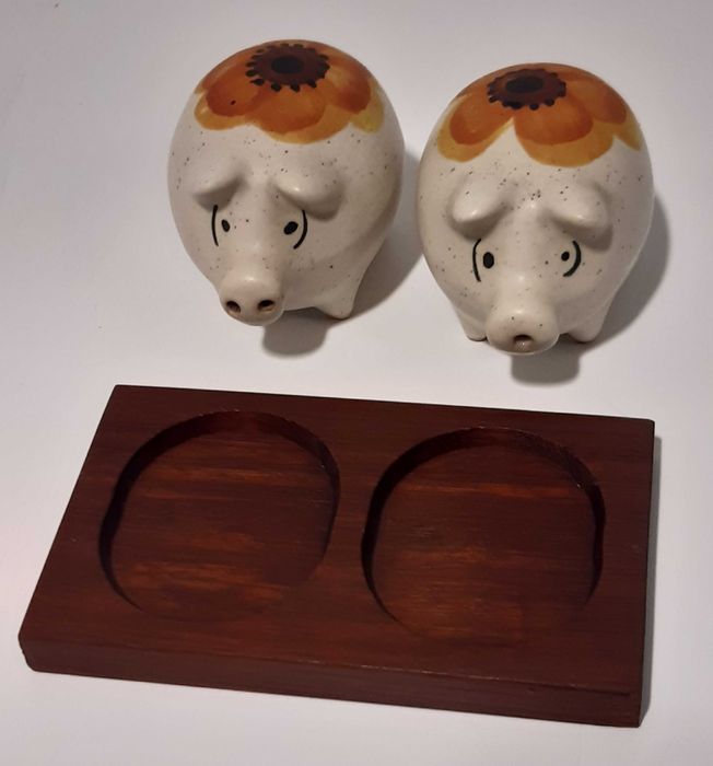 Antigo e curioso Saleiro e Pimenteiro