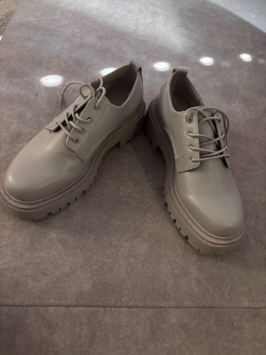 Nowe szare skórzane buty na wiosnę ALDO