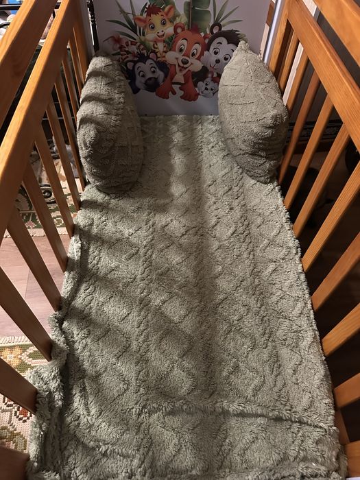 Cama para criança com colchao e roupinha de cama