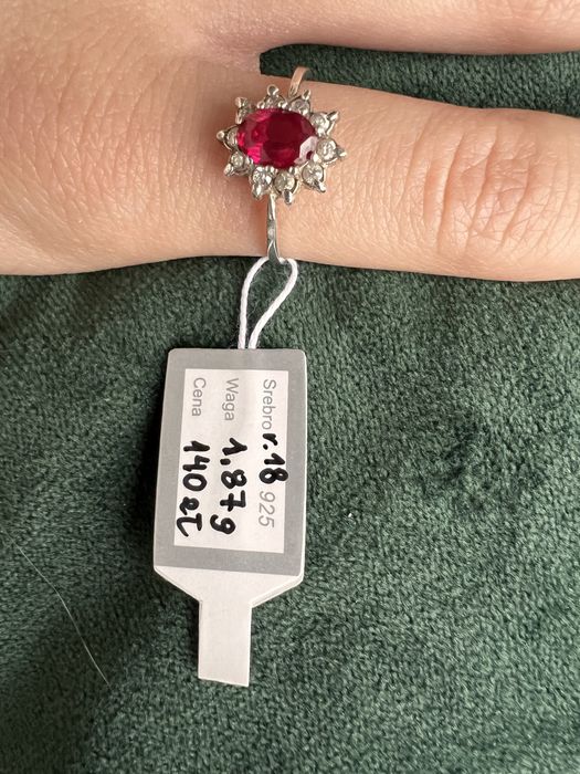 Pierscionek z rubinem