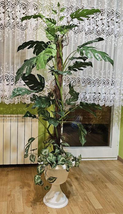 Sztuczna monstera w donicy