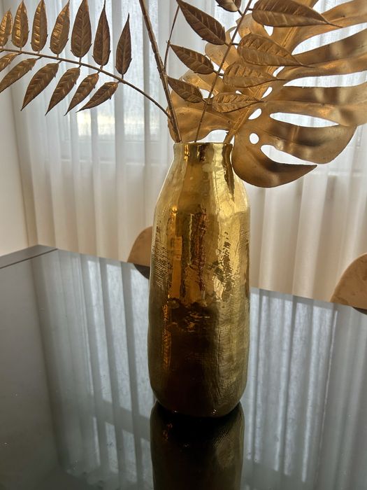 Jarra dourada + folhas decorativas