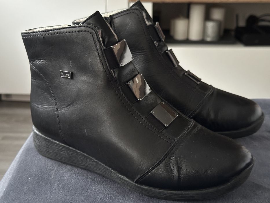 Damskie skorzane botki Rieker ocieplane owczą wełną.