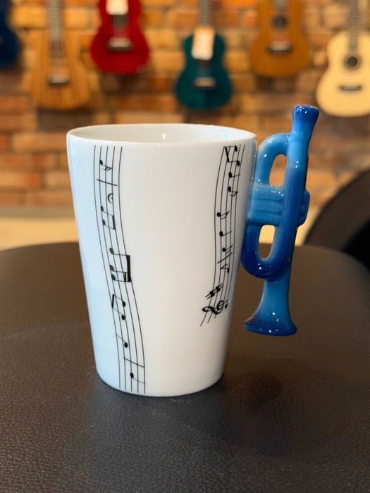 Kubek muzyczny z uchwytem w kształcie trąbki