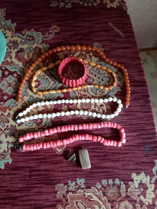 Бусы янтарь .корал