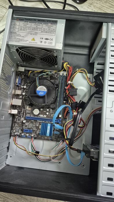 Компьютер Робочий системний блок та монітор