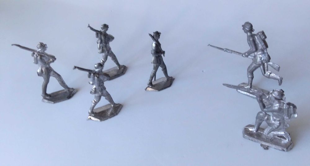 Lote de seis soldados em metal (chumbo/zinco?) com uniformes alemães