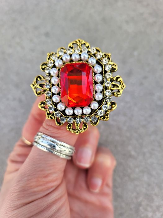 Broszka czerwona w stylu vintage