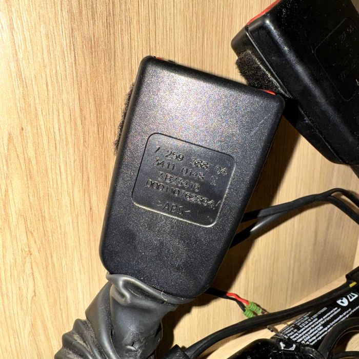 ЗАЛИШИВСЯ ПРАВИЙ Натяжний механізм ременя безпеки BMW F30,F31,F33,F34