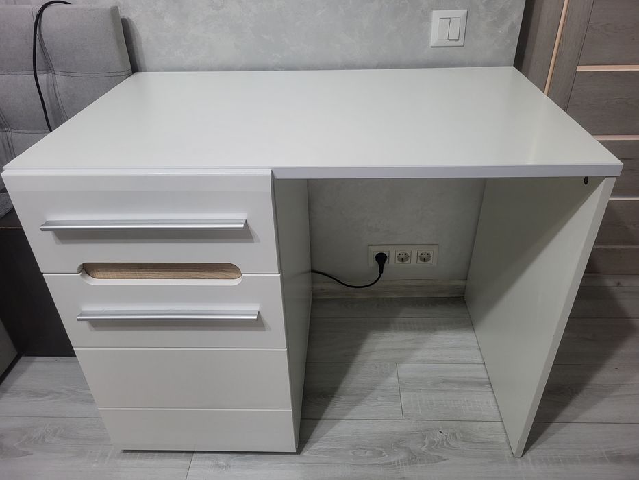Продам білий письмовий/комп'ютерний стіл у хорошому стані.