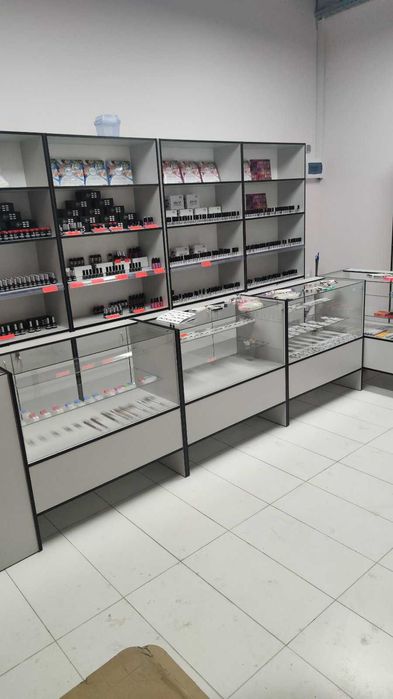 Витрина торговая со стеклянной витриной и полками белый 88х90х45см