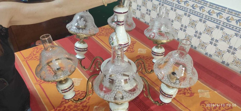 candeeiro de teto de cristal e loiça limoges