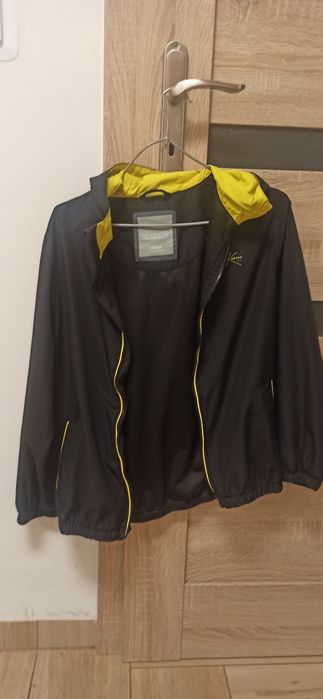Czarna bluza sportowa zapinana na suwak