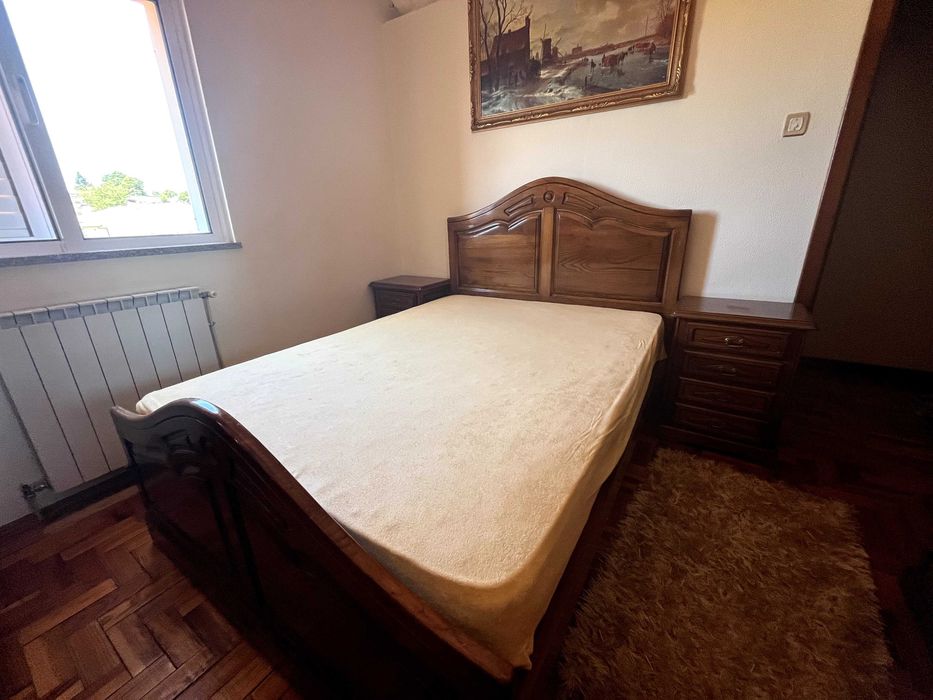 Cama para quarto com cómoda e mesas de cabeceira