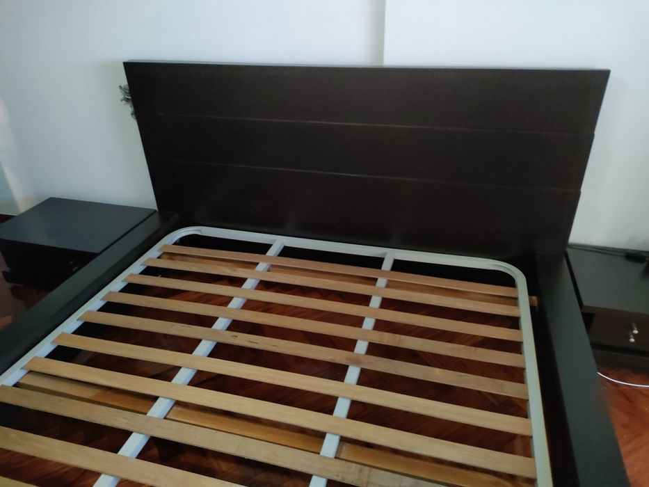 Cama casal com estrado e 2 mesas de cabeceira madeira maciça cor  weng