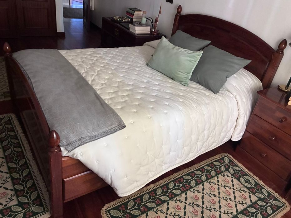 Cama de Casal e Mesas de Cabeceira
